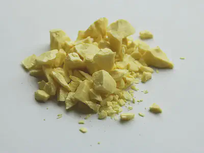 Mostra de **sofre** (S). https://commons.wikimedia.org/wiki/File:Sulfur-sample.jpg