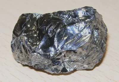 Detall d'un tros de **silici** (Si) purificat. https://commons.wikimedia.org/wiki/File:SiliconCroda.jpg